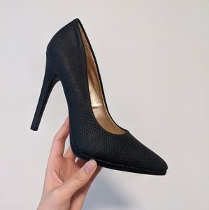 New black pointed toe heels